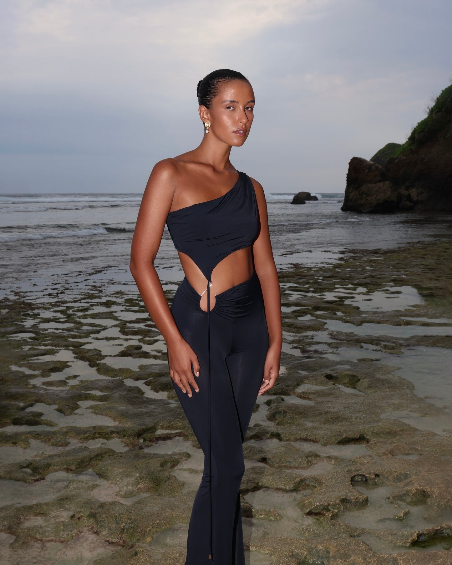 LYCRA SUIT ASYMMETRICAL TOP WITH BIG METAL HOOK DECOR AND HIGH WAIST TROUSERS BLACK