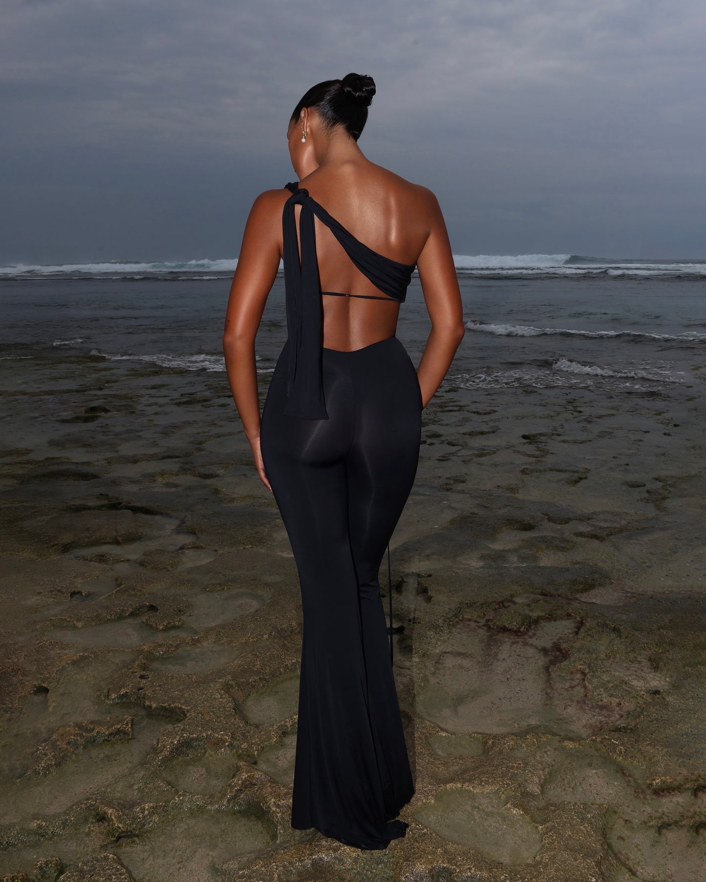 LYCRA SUIT ASYMMETRICAL TOP WITH BIG METAL HOOK DECOR AND HIGH WAIST TROUSERS BLACK