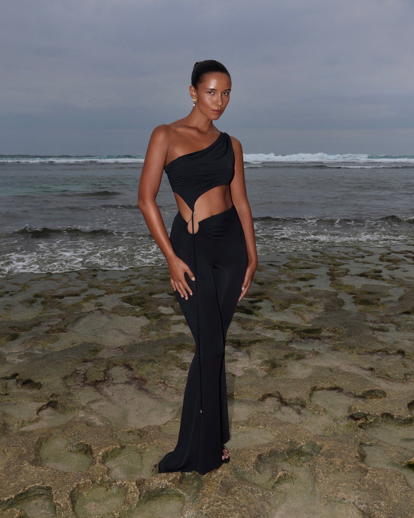 LYCRA SUIT ASYMMETRICAL TOP WITH BIG METAL HOOK DECOR AND HIGH WAIST TROUSERS BLACK