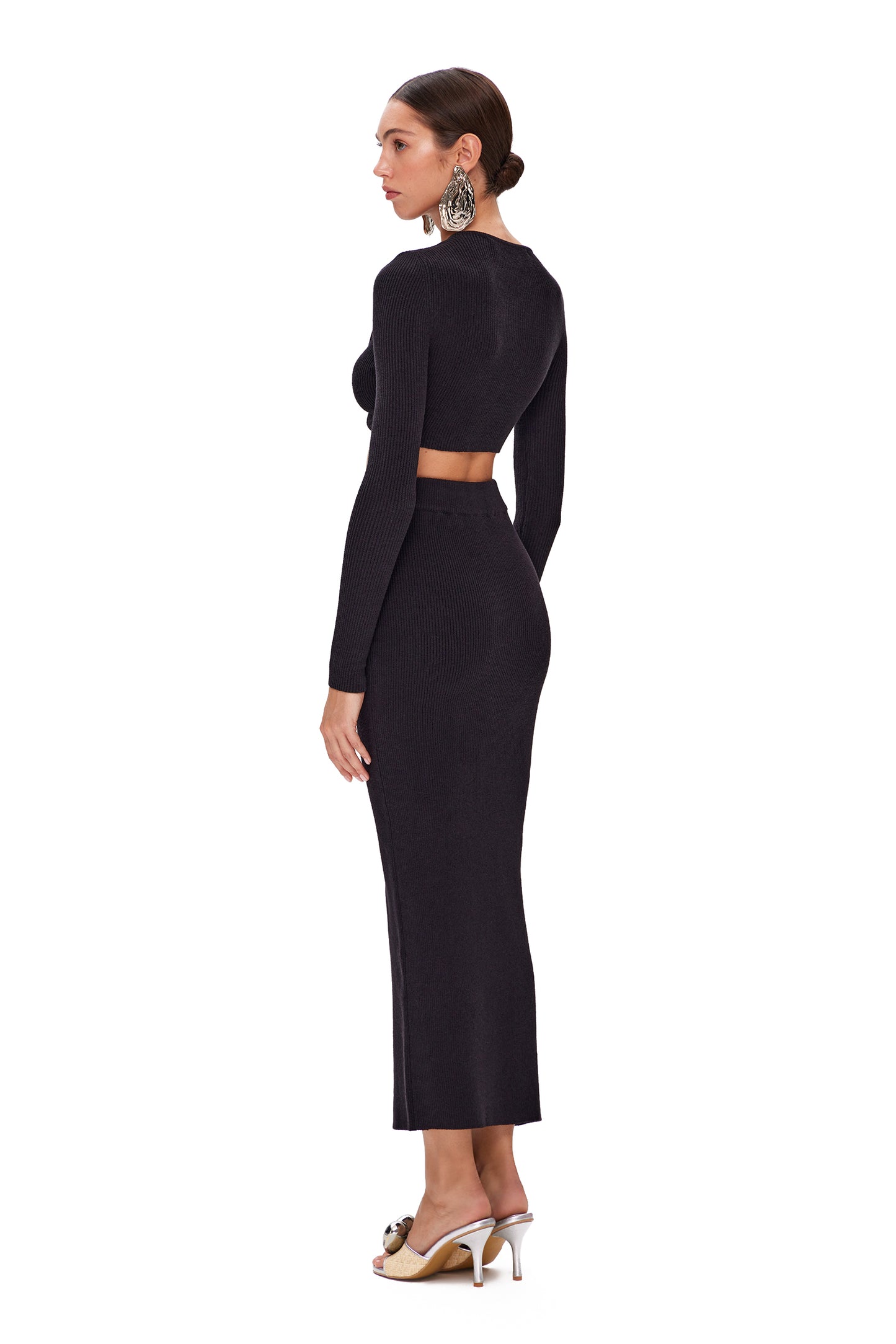 KNITTED SUIT TOP WITH LOOP ON THE SHOULDER AND LONG SKIRT WITHOUT A SLIT