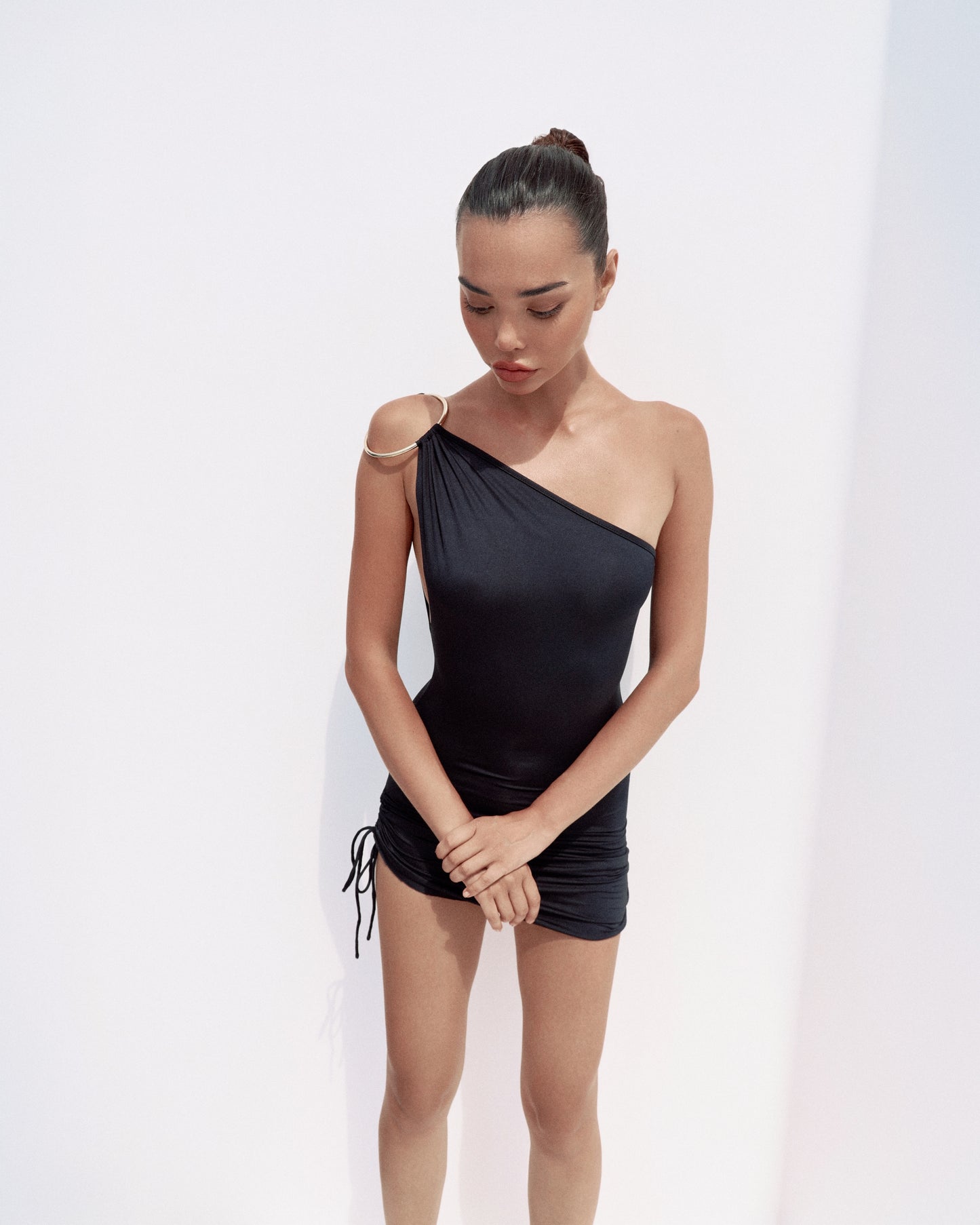 JERSEY ASYMMETRICAL MINI DRESS WITH METAL RING DETAIL ON THE SHOULDER COLOR BLACK