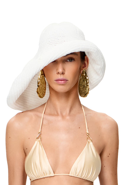 CROCHETED BIG HAT WITH BIG METAL HOOK DECOR COLOR WHITE