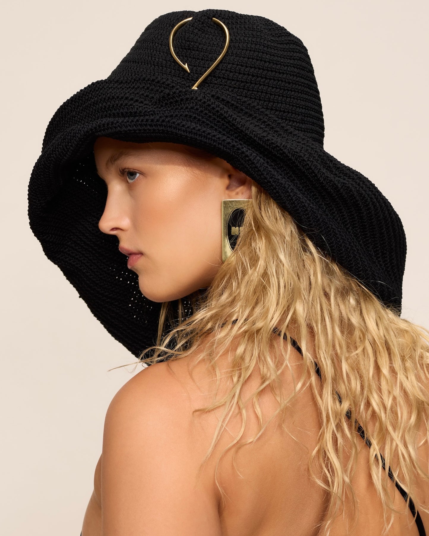KNITTED HANDMADE BIG HAT WITH BIG METAL HOOK DECOR COLOR BLACK