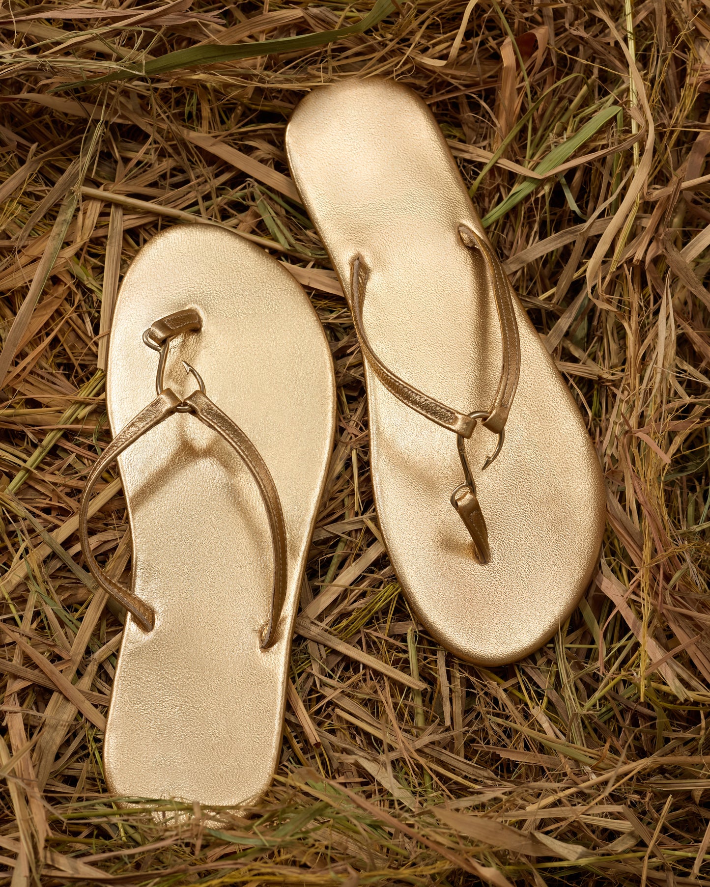 FLAT SANDALS WITH SMALL METAL HOOKS COLOR GOLD