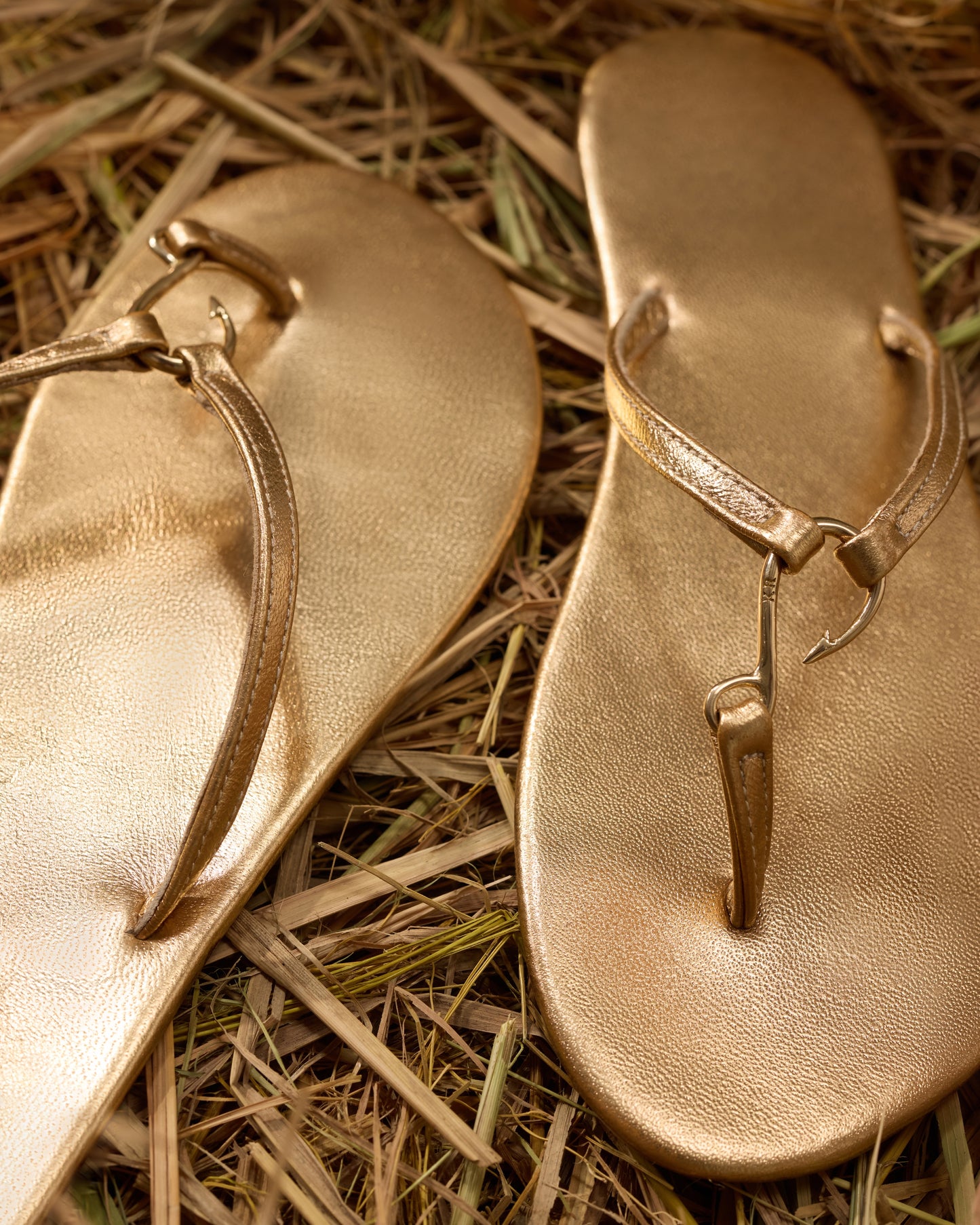 FLAT SANDALS WITH SMALL METAL HOOKS COLOR GOLD